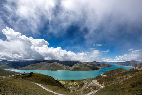 最新热门电视剧探索自然美景之旅，寻找内心平和的旅程